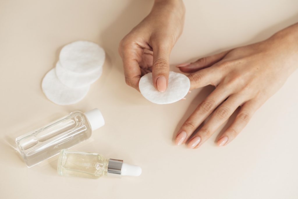Come Scegliere la Base e il Top Coat per Smalti Semipermanenti